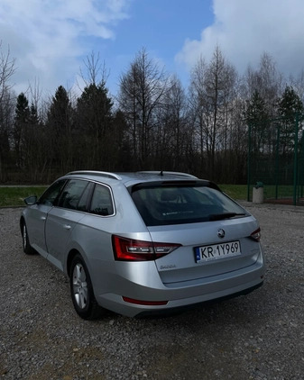 Skoda Superb cena 59000 przebieg: 236000, rok produkcji 2017 z Łęczna małe 121